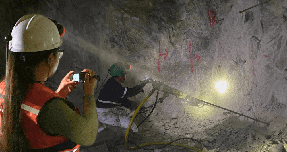 mujer minera en interior mina